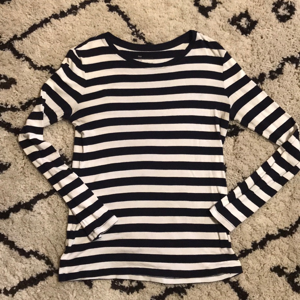 GAP size Small The Borwery super soft crew shirt